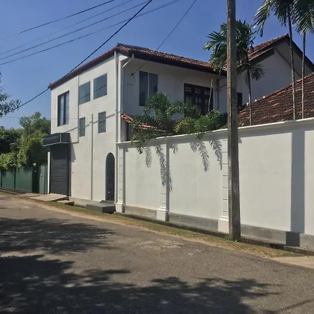 Ice Berg Apartment Dehiwala-Mount Lavinia Exterior photo